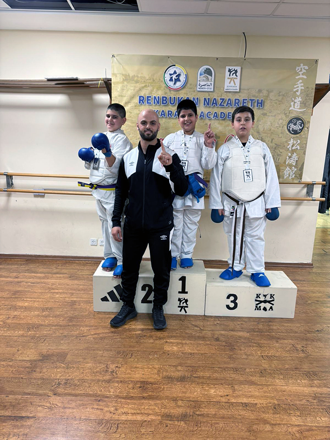 مدرسة حسني عرار للكراتيه وفنون القتال تتألق في بطولة كأس الناصرة القطرية 2025